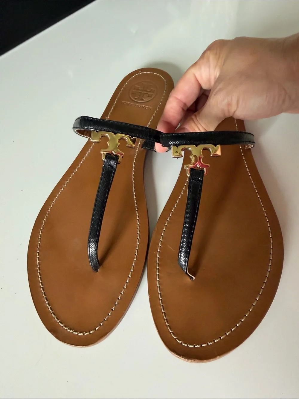 Tory Burch Black Patent Leather Gold Logo T-Strap Sandals Size 9.5 - Picture 1 of 9